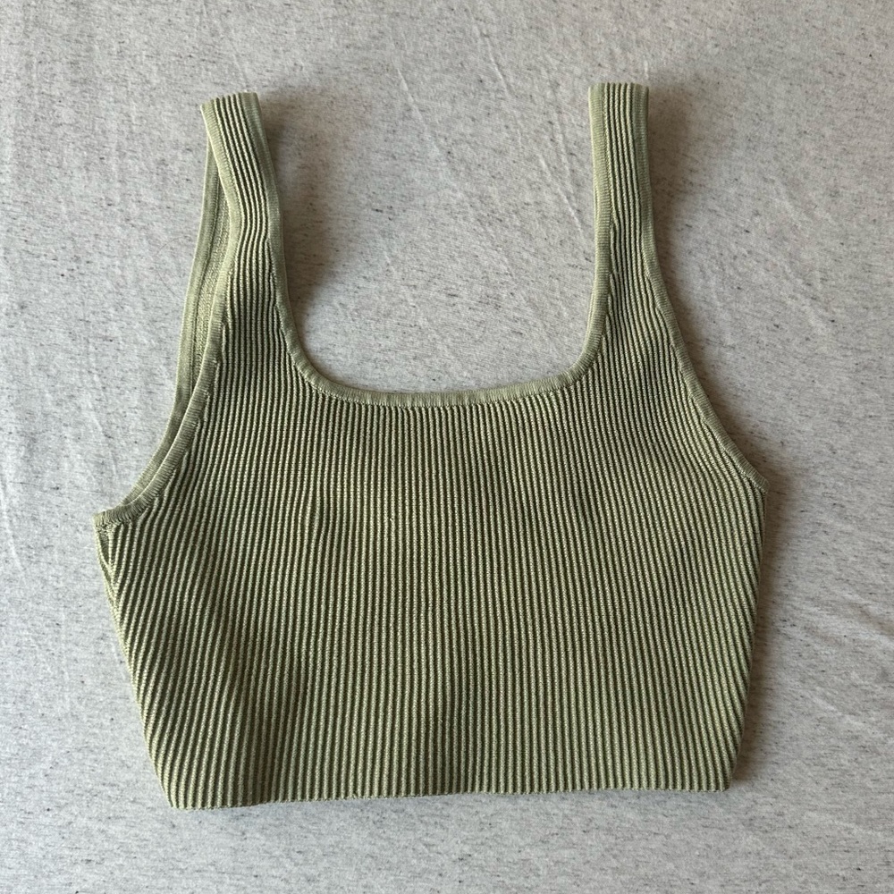 Aritzia Babaton Sculpt Knit Crop Top